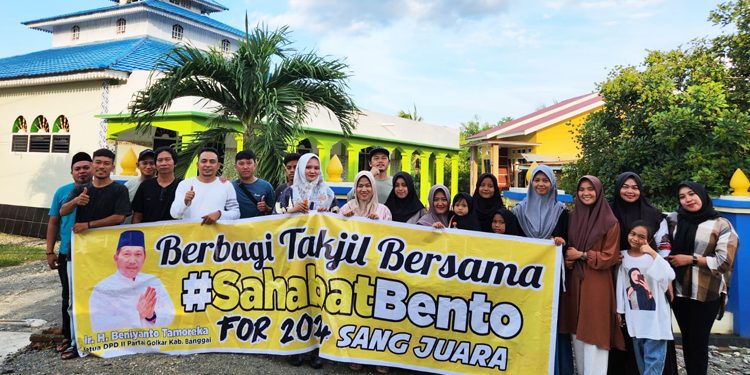 Berbagi takjil bersama #SahabatBento for 2024 sangat juara yang berlangsung di desa Tangeban Kecamatan Masama, Minggu (16/04/2023).