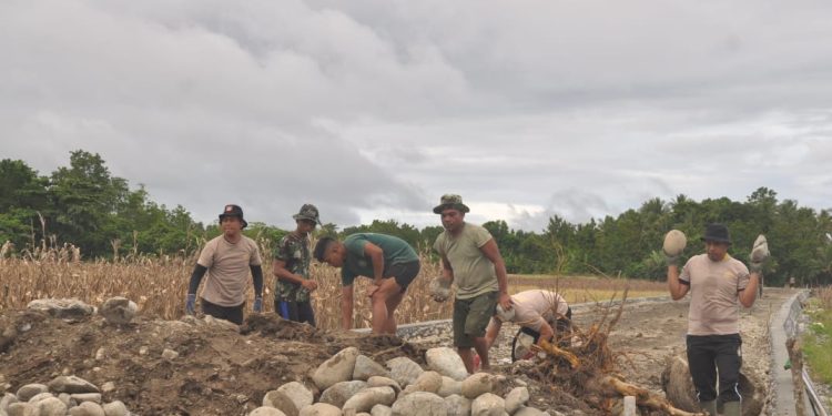 Sinergitas TNI-Polri terlihat nyata saat TMMD ke-116 di Kecamatan Moilong, Kabupaten Banggai.