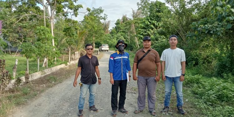 Foto : Deby Furnomo (kades Dondo soboli )  Saat Mendampingi Pengukuran Jalan