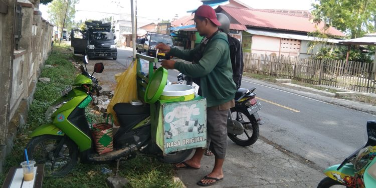 Foto Kilasbanggai.com : Penjual Es Dawet di kecamatan Bunta Kabupaten banggai