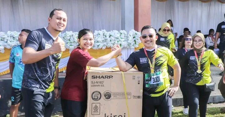 Bupati Amirudin, kadis Pariwisata Ismed whardana dan Salah satu peserta Run de Bunta (Dok.Dkisp)