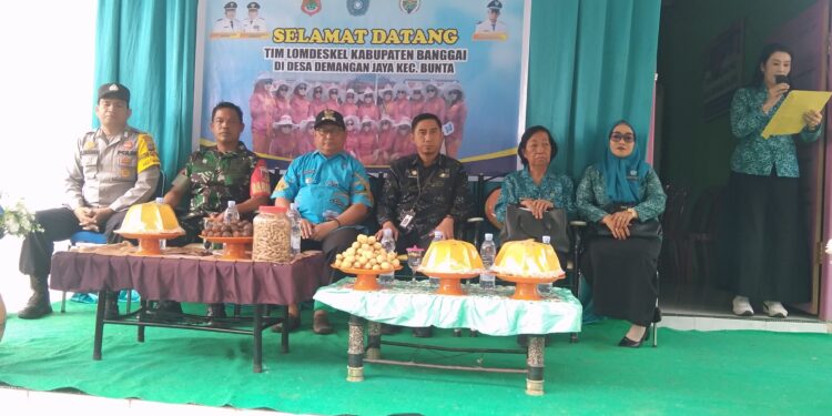 Tim penilai lomba desa kabupaten Banggai bersam unsur forkopimcam bunta. (Dok.kilasbanggai.com)