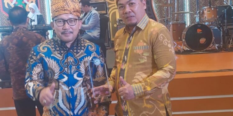 Bupati Banggai Amirudin dan Kadisdik Banggai Syafrudin Hinelo foto bersama seusai menerima penghargaan dari Balai Bahasa Kemendikbudristek di Jakarta. (Foto. Ist)