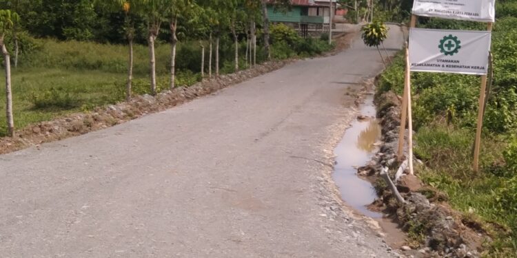 Kondisi jalan desa Hion, kecamatan bunta saat dilakukan perehaban. (Dok.Kilasbanggai.com)