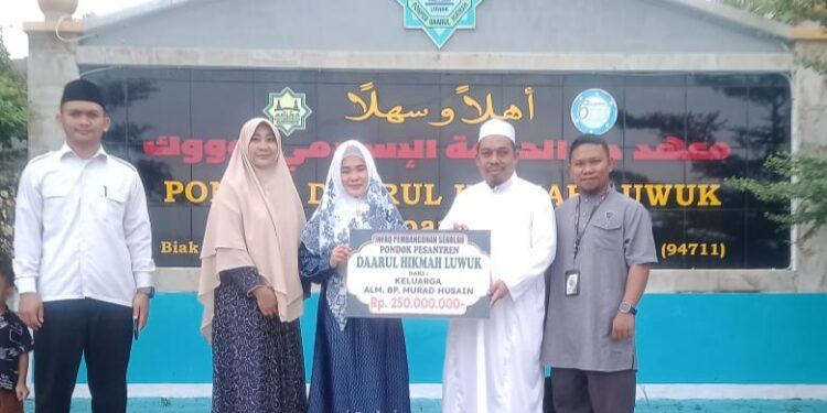 Keluarga Almarhum Murad Husain menyumbang uang tunai senilai Rp 250 juta untuk pembangunan Ponpes Darul Hikmah Luwuk, Jumat (14/6/2024). (Handover)