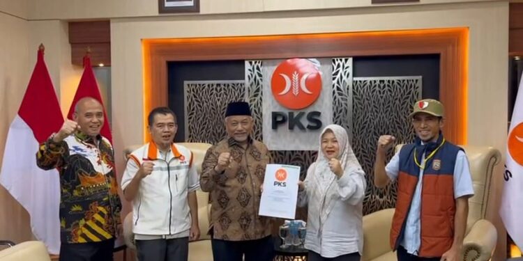 Presiden PKS, Ahmad Syaikhu menyerahkan secara langsung surat rekomendasi itu kepada Sulianti Murad di Kantor DPP PKS, Jakarta, Jumat 19/7/2024 (Dok.ist)