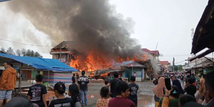 Toko di pasar bunta, kecamatan bunta , kabupaten Banggai, Sulawesi tengah terbakar. (Dok.Kilasbanggai.com)