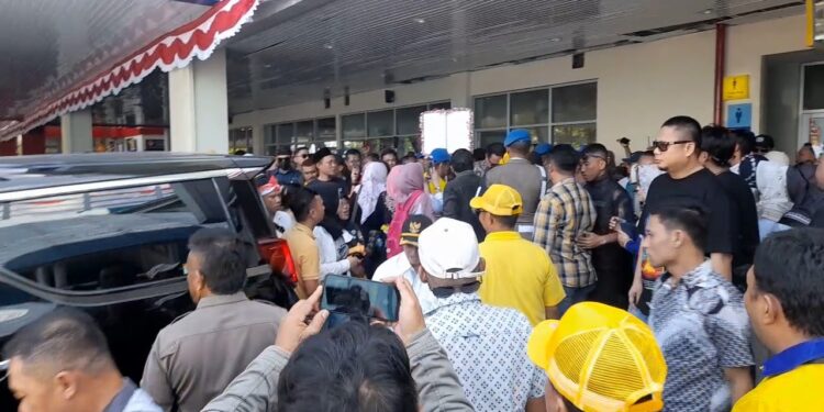 Suasana penjemputan calon bupati petahana, Amirudin Tamoreka, di Bandara Syukuran Aminuddin Amir Luwuk, Kabupaten Banggai, Kamis (15/8/2024). (Foto Istimewa)