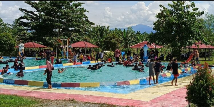 Tempat wisata permandian telaga biru desa damai makmur, kecamatan nuhon ramai pengunjung. (Dok.kilasbanggai)